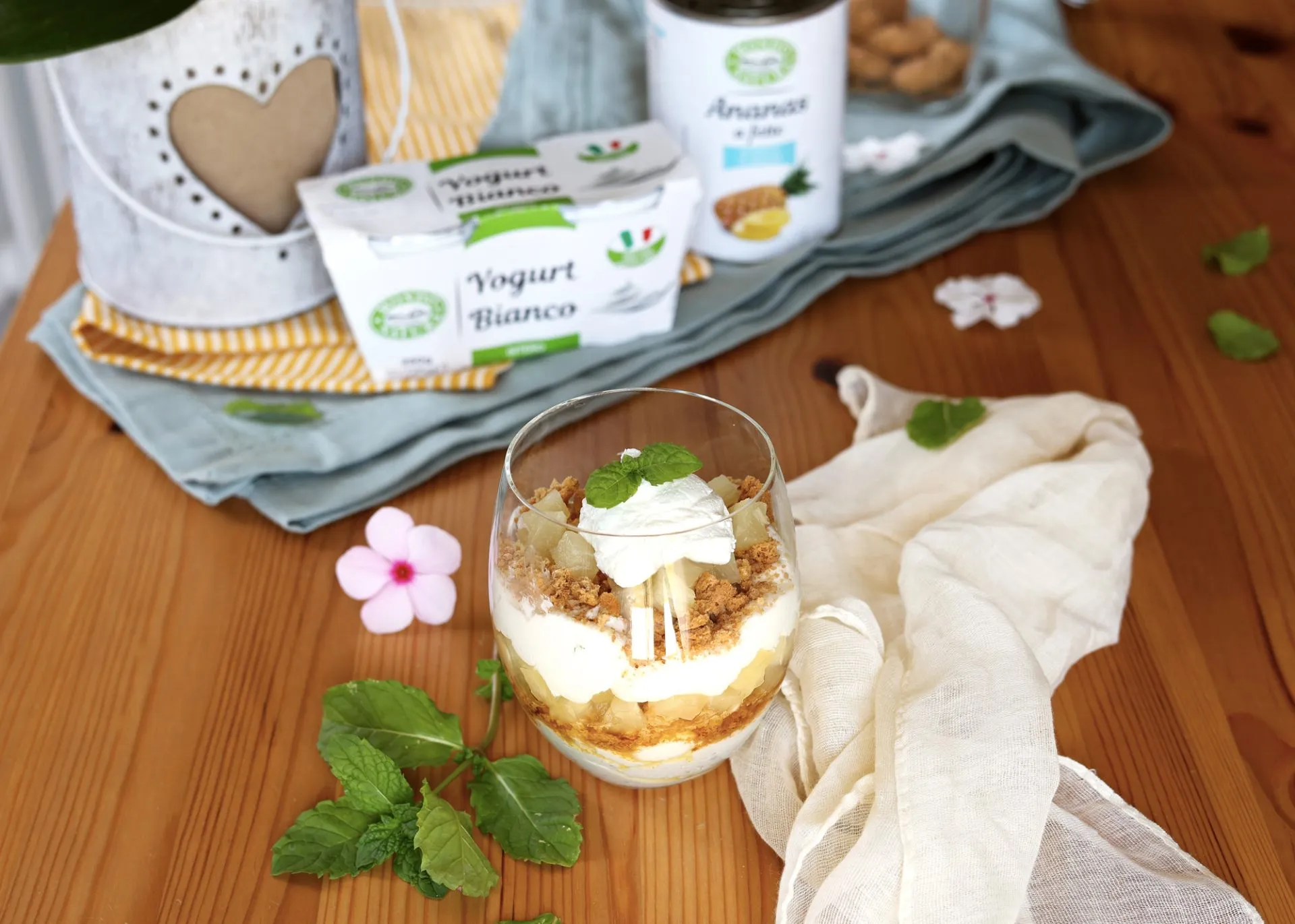 Dolce al bicchiere con ananas, yogurt e amaretti